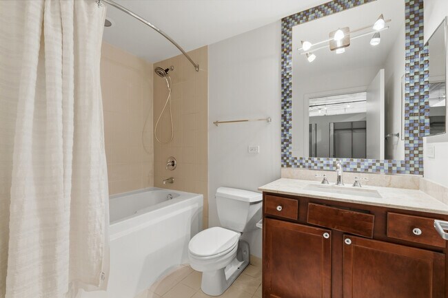 Building Photo - 1071 W 15th St