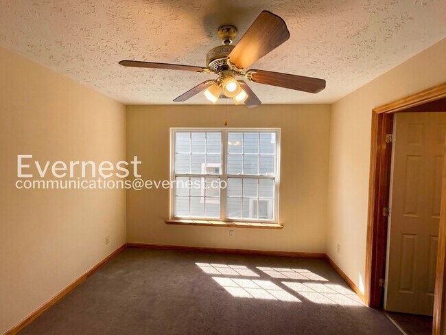Building Photo - 3-Bed/2-Bath Townhome in Salemtown/Available Now!