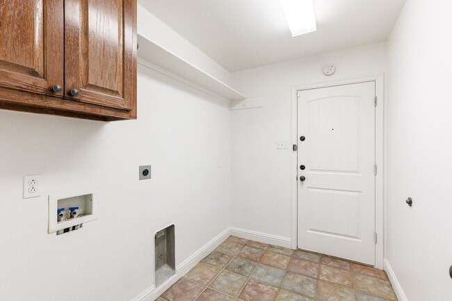 Building Photo - Gorgeous 4 bed 2.5 bath!