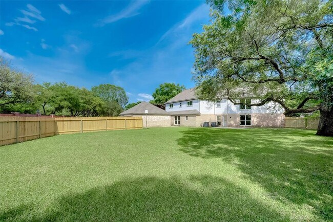 Building Photo - 818 Silvergate Dr