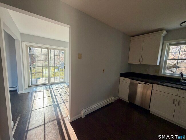 Building Photo - 154 E Main St