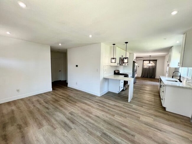 Building Photo - Charming 3BR Home with Private Patio & Spacious Yards in San Diego