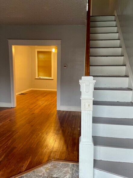 Building Photo - 3020 Kenyon Ave