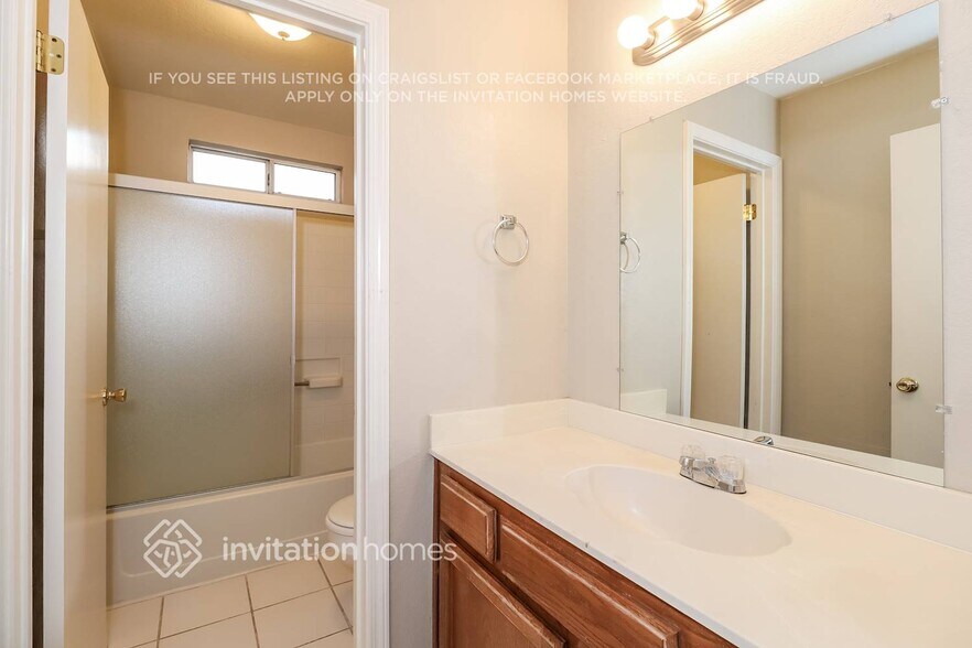 Building Photo - 710 E Jonquil Dr