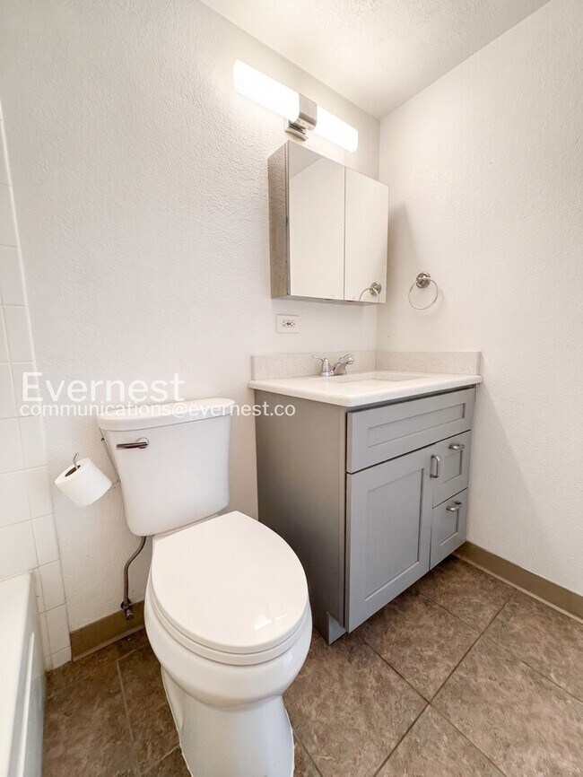 Building Photo - 2 Bed/2 Bath Condo with Modern Amenities / Available Soon!