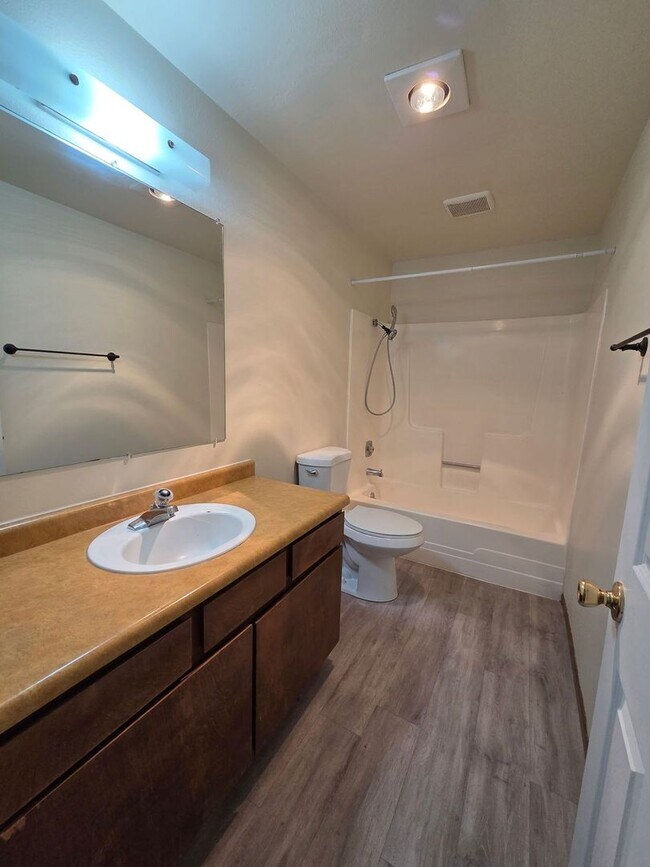 Building Photo - 2 Bed/1 Bath Apartment in NE Bend - Wichita Way