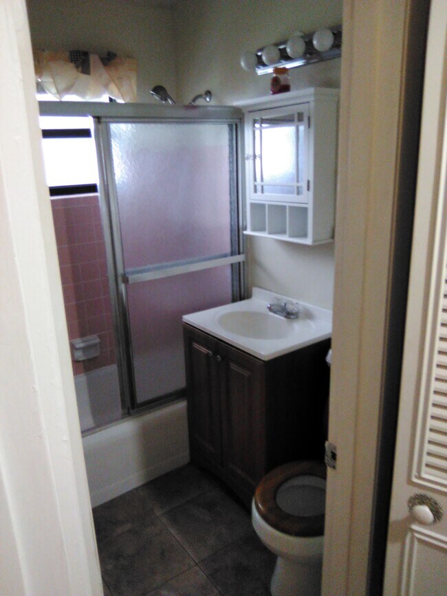 kitchen - 4500 Swift Ave