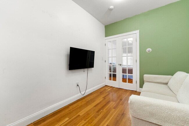 Building Photo - 208 7th St