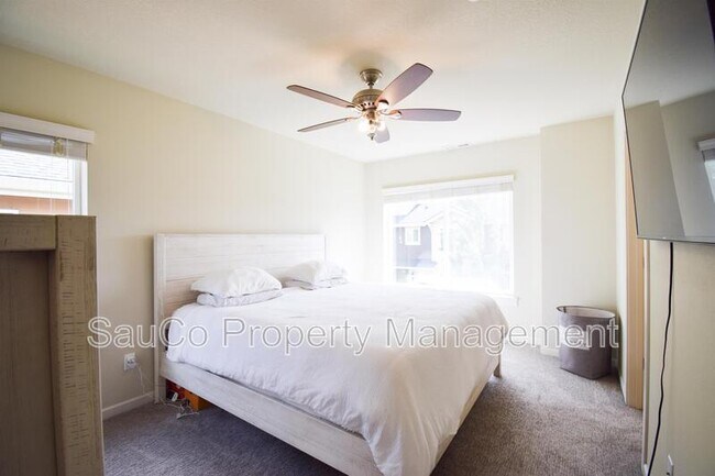 Building Photo - 445 NE Tork Pl