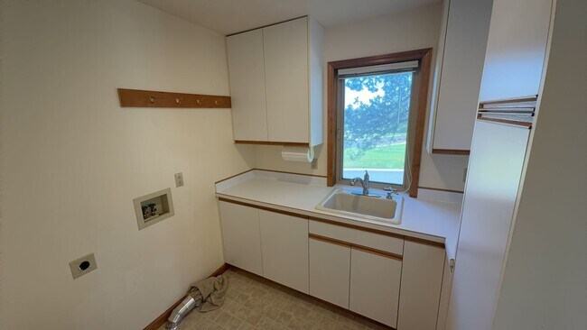 Building Photo - 3405 SW Hillcrest Dr