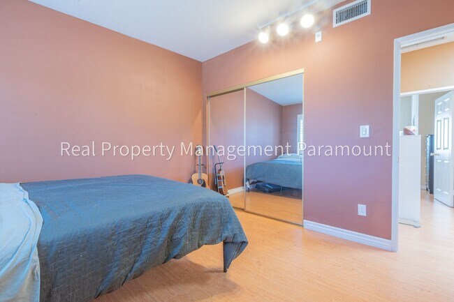 Building Photo - Stunning 2 Bedroom Townhouse in a Peaceful Neighborhood