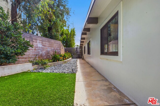 Building Photo - 1341 Charmel Pl