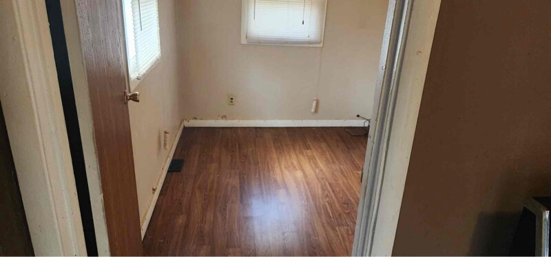 Building Photo - 400 E Thrush Ave