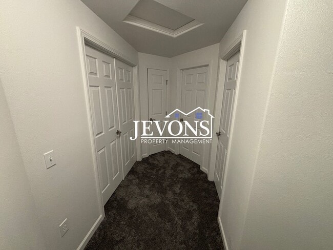 Building Photo - $500 Rent Credit - Charming 4-bedroom home with laundry and full kitchen, located near WA-17 and ...