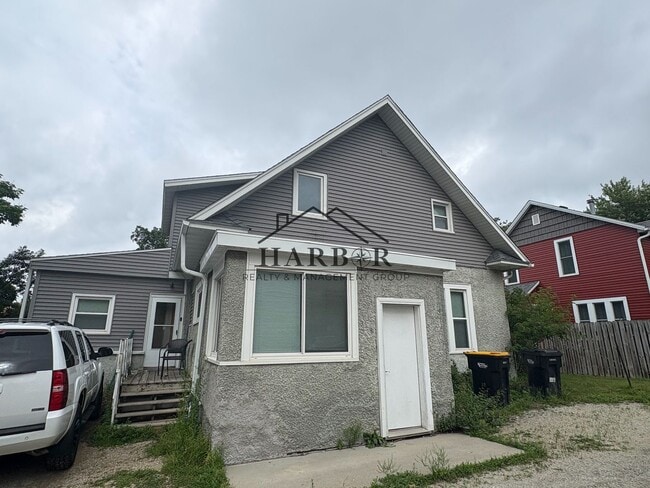 Building Photo - 28 6th Ave SE