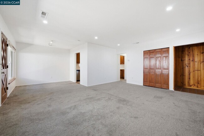 Building Photo - 1930 Sunshine Dr