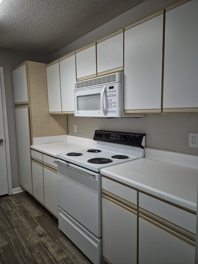 Building Photo - 2092 S Sherwood Dr