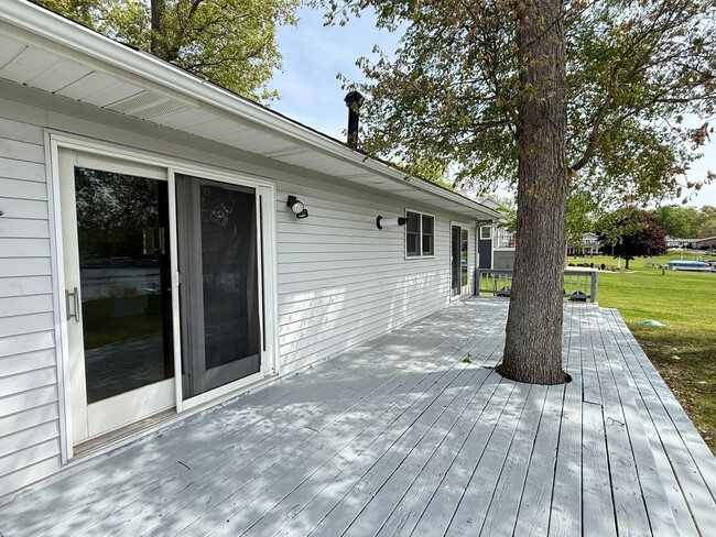 Building Photo - Lakefront Home on Lake Columbia – Private Dock & Spacious Backyard