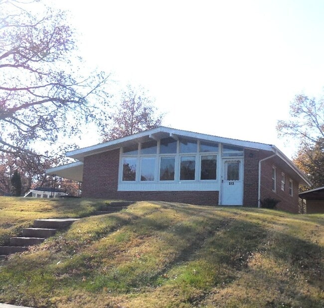 Building Photo - Two Bedroom Home with Large Yard and Updat...