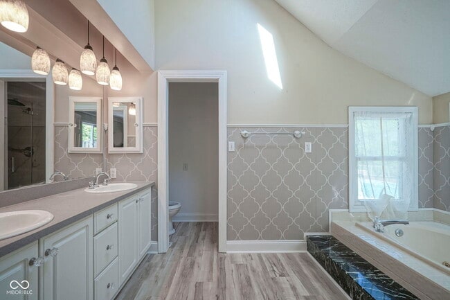 Building Photo - 858 Cedar Wood