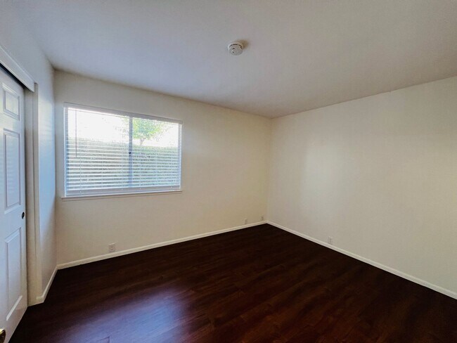Building Photo - Spacious and Sparkling with New Paint 3 be...