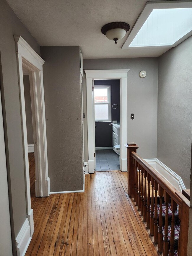 Building Photo - 2 bedroom with 1 bath