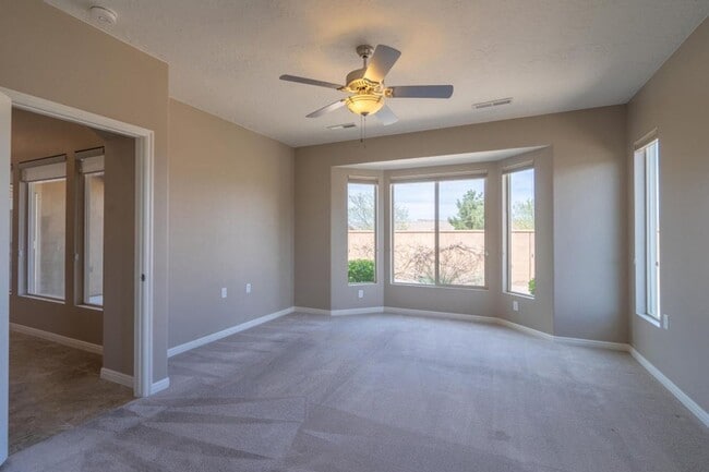 Building Photo - Bright & Beautiful 2 Bedroom Home in Sun R...