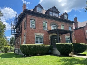 Building Photo - Elm Grove