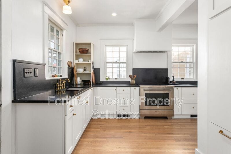 Building Photo - 915 N Eugene St