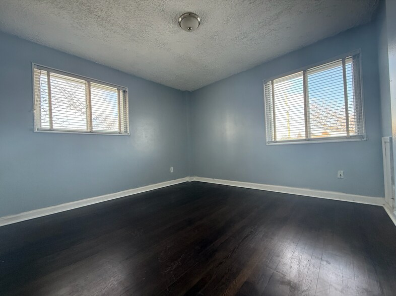 2nd Fl, Front Bdrm - 2803 Keating St