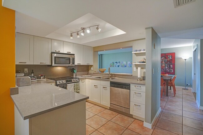 Building Photo - 1831 Sabal Palm Dr