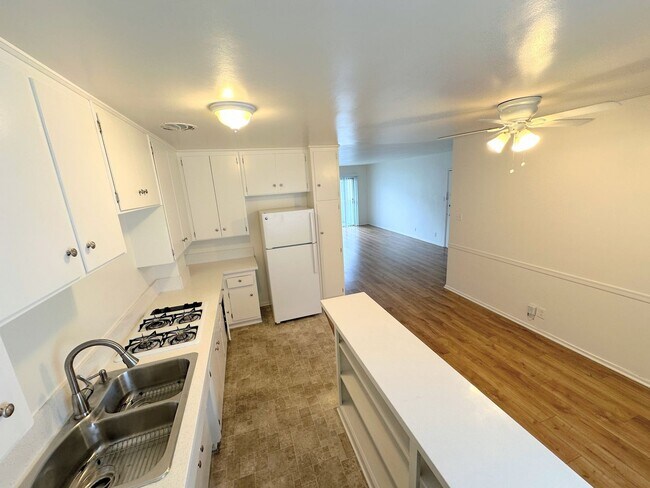 Building Photo - WEST LA: Large & Bright 1 bed/1 bath apart...
