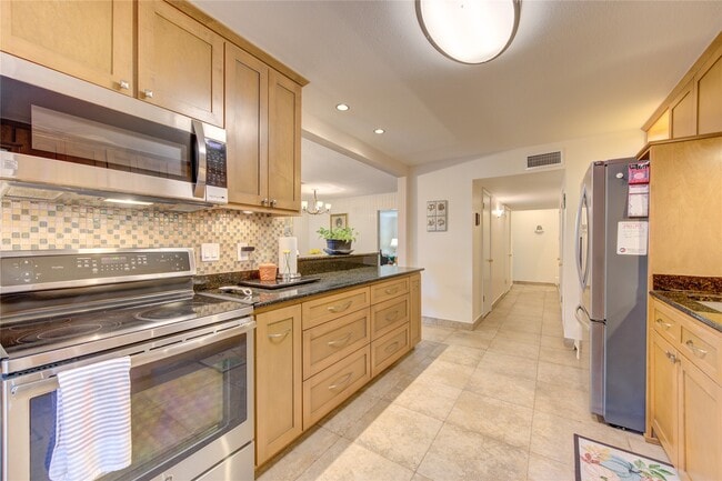 Building Photo - 824 Wax Myrtle Ln