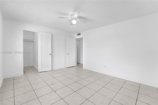 Building Photo - 1305 W 53rd St