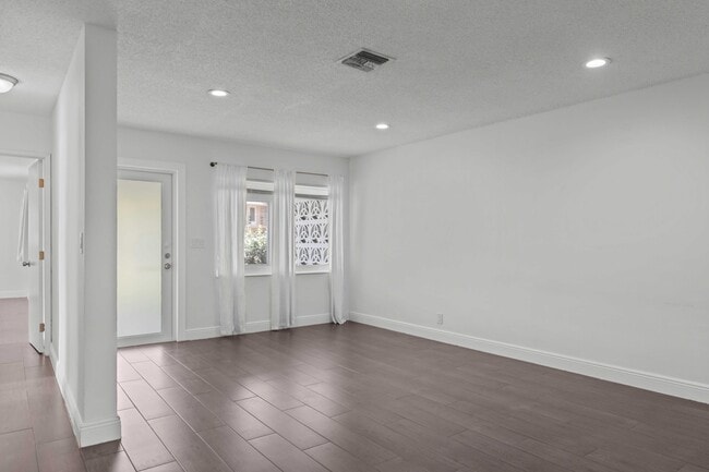 Building Photo - 2133 NE 56th Ct