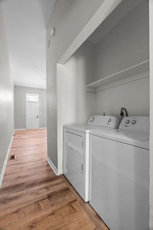 Building Photo - Fully Renovated 2BR in Historic Soulard | In-Unit Laundry | Off-Street Parking