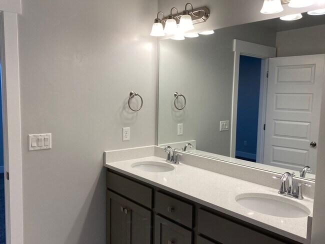 Building Photo - Lovely Townhome For Rent