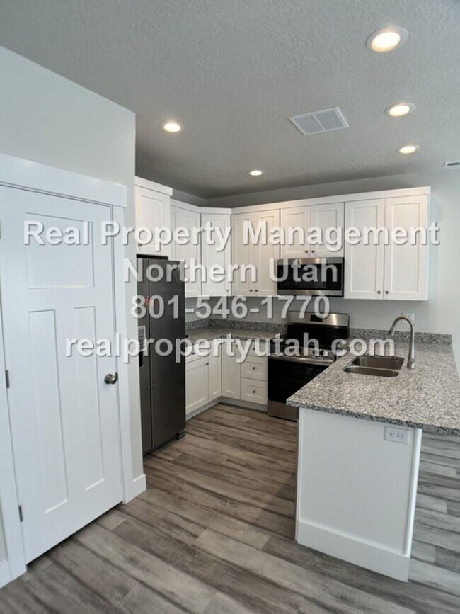 Building Photo - Newly Built 3 Bedroom 2.5 Bath Morgan Town...