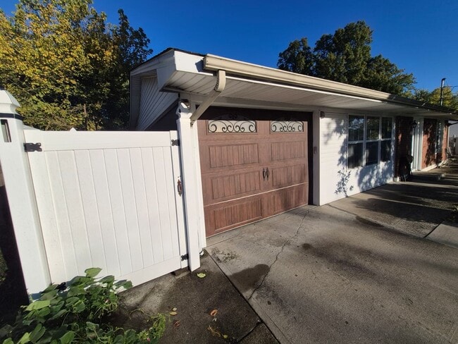 Building Photo - 65 Miriam Dr