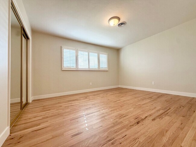 Building Photo - Beautiful 3BR/3BA Point Loma Home with Vaulted Ceilings & Central AC