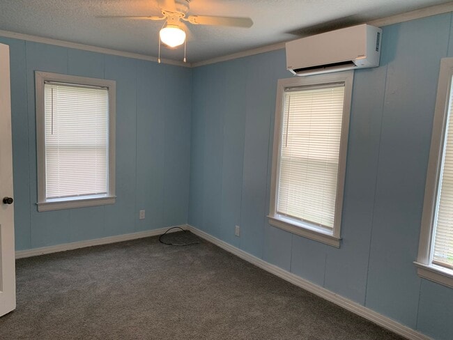 Building Photo - PENDING APPLICATION- Charming 1/1 Home in ...