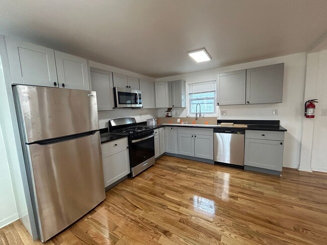 Building Photo - Newly Renovated 5 Bedroom 2 Bathroom Singl...