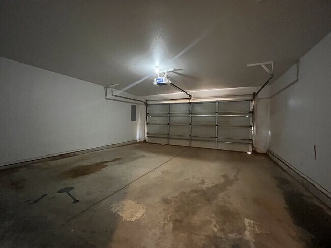 Building Photo - Pre-Leasing for Summer/Fall 2026 - Great 3/3/2 on quiet cul-de-sac street