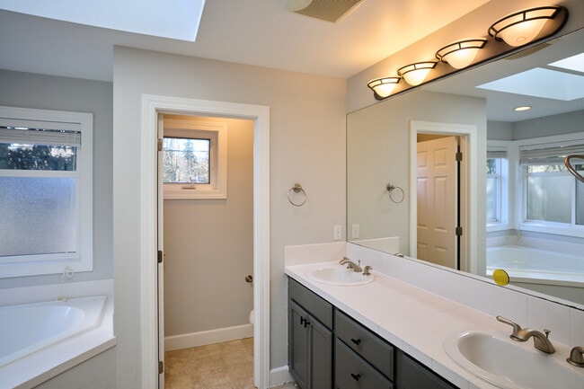 Building Photo - 10028 124th Ave NE