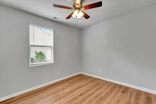 Building Photo - Spacious 3 Bedroom home in Mckwen!