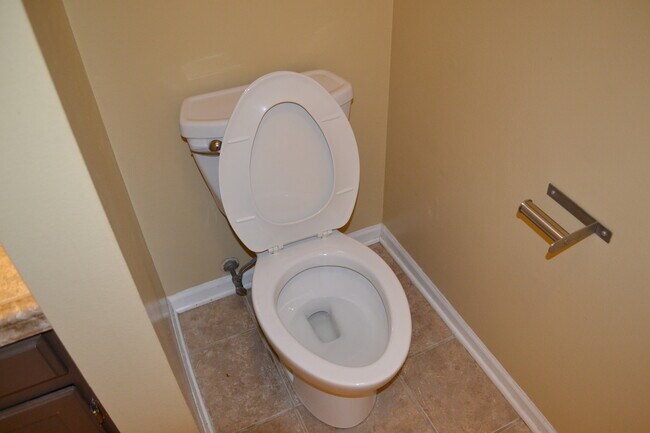 Building Photo - Location! Location!  3 bedroom, 2 bath, Ga...