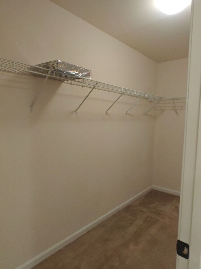 Building Photo - Large 4 bedroom home with recreational roo...