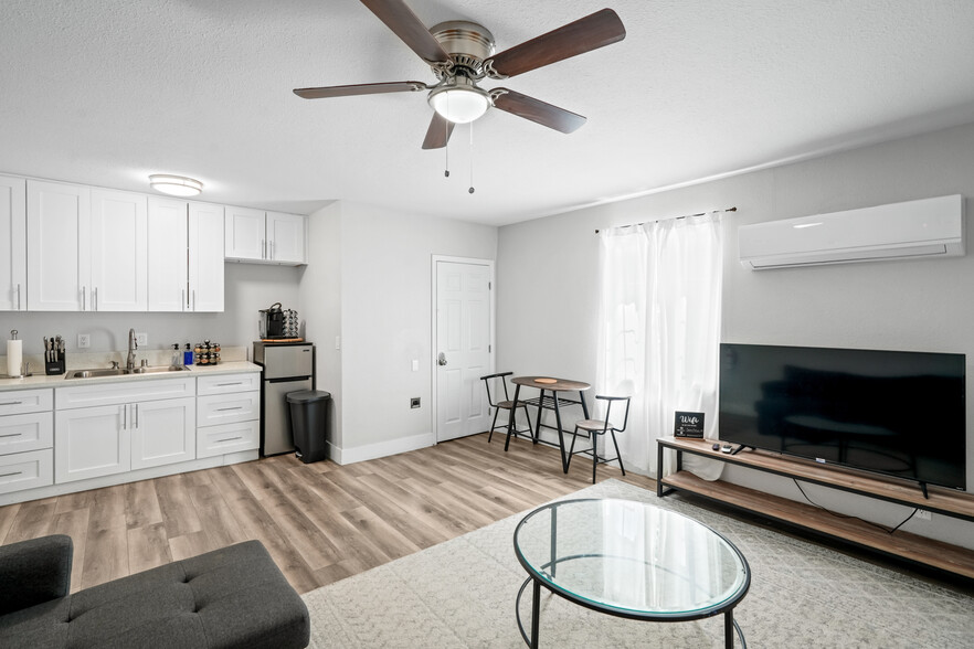 Building Photo - 43032 Sunset Dr