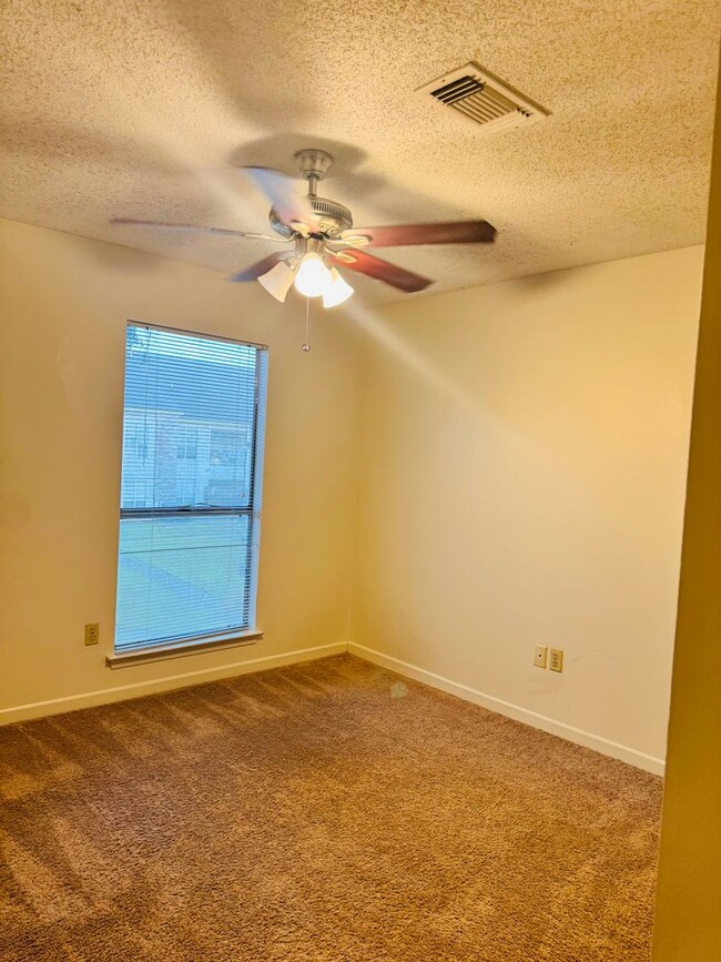 Building Photo - Spacious 2nd-floor condo minutes from campus