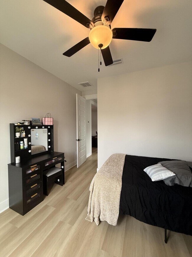 Building Photo - 206 Red Deer Run